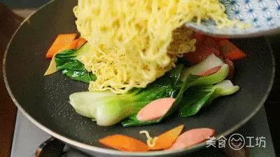 泡麵誰還泡著吃,這種奢華新吃法,好吃到逆天