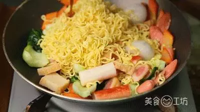泡麵誰還泡著吃,這種奢華新吃法,好吃到逆天