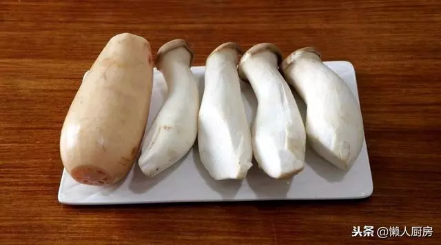 這是蓮藕和杏鮑菇的新吃法,只用雞蛋和澱粉就能做出來,酥脆可口