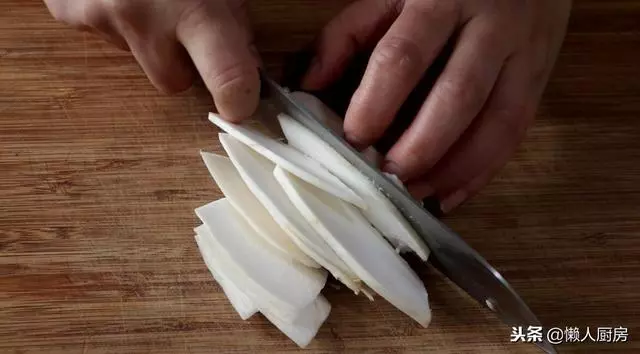 這是蓮藕和杏鮑菇的新吃法,只用雞蛋和澱粉就能做出來,酥脆可口