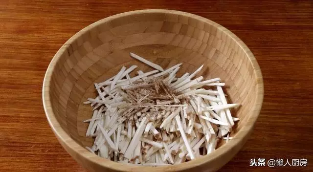 這是蓮藕和杏鮑菇的新吃法,只用雞蛋和澱粉就能做出來,酥脆可口