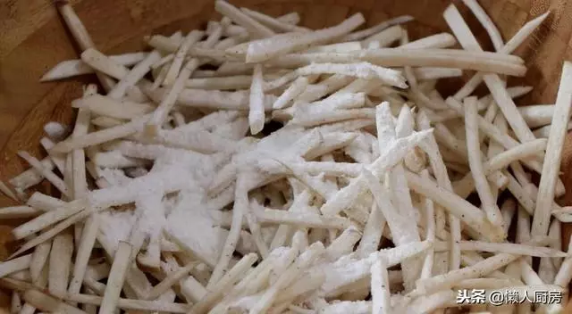 這是蓮藕和杏鮑菇的新吃法,只用雞蛋和澱粉就能做出來,酥脆可口
