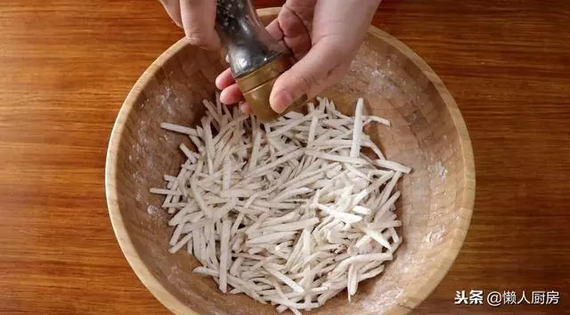 這是蓮藕和杏鮑菇的新吃法,只用雞蛋和澱粉就能做出來,酥脆可口