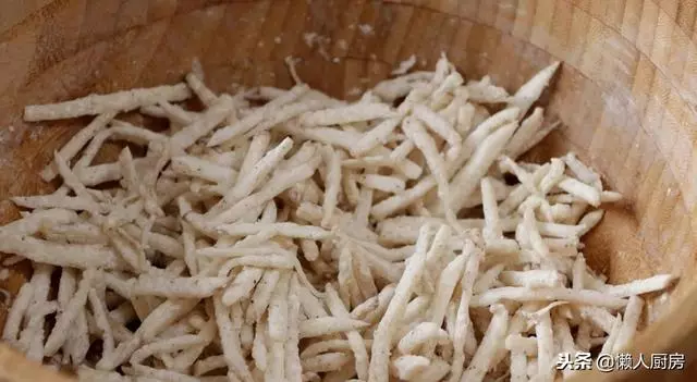 這是蓮藕和杏鮑菇的新吃法,只用雞蛋和澱粉就能做出來,酥脆可口