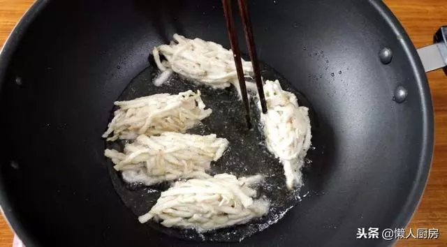 這是蓮藕和杏鮑菇的新吃法,只用雞蛋和澱粉就能做出來,酥脆可口