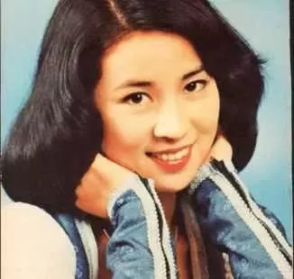 林鳳嬌當年生下房祖名,在爸爸那欄填了3個字!網友看了都佩服!