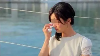 妻子去地里叫丈夫吃飯,發現路邊有雙高跟鞋,轉身瞥眼,她扎心