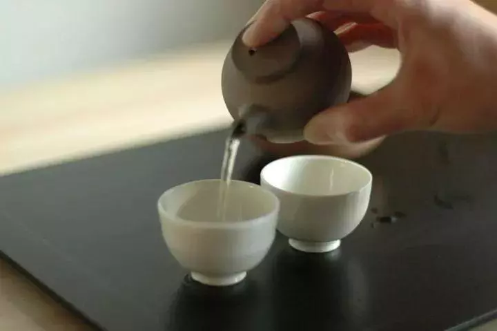 【養生】無論多餓,空腹千萬別吃這些東西!對腸胃和身體傷害很大……