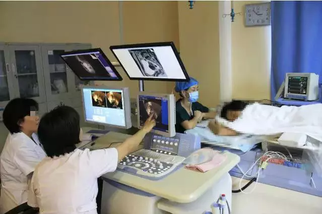女子剛懷孕,丈夫卻車禍去世,五年後和男友去領證,看到保安傻住