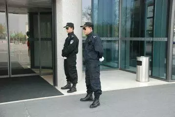 女子剛懷孕,丈夫卻車禍去世,五年後和男友去領證,看到保安傻住