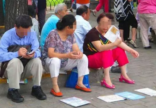 小伙娶四十歲大媽,婚後第二天大媽卻賴床,小伙揭開被單,蒙了