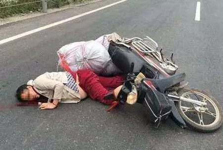 妻子車禍,丈夫偷走她的錢包,連夜溜回農村,打開錢包,蒙了