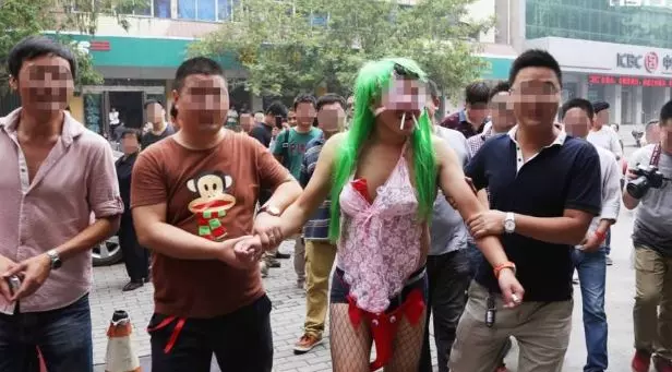 婆婆大鬧俺結婚現場,撒潑耍賴,老公不阻攔,到了婚房,俺樂了