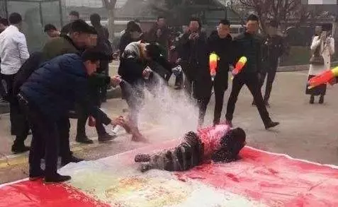 婆婆大鬧俺結婚現場,撒潑耍賴,老公不阻攔,到了婚房,俺樂了