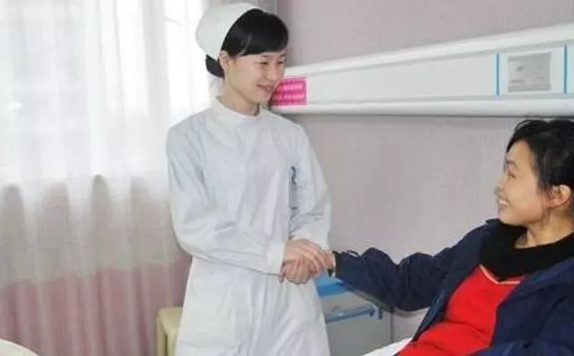 哥哥車禍,嫂子賣房救他,出院時護士偷偷塞張字條,打開後她哭了