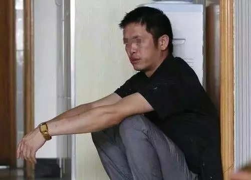 妻子生一對龍鳳胎,丈夫體檢發現有一個不是親生的,妻子坦白承認