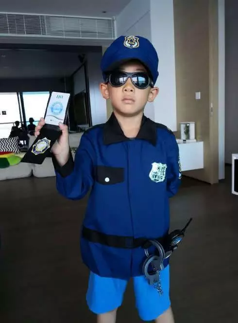 Jasper頭戴小黃帽開鏟車、看圖紙,有模有樣!
