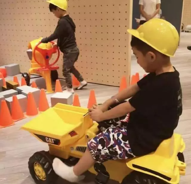 Jasper頭戴小黃帽開鏟車、看圖紙,有模有樣!