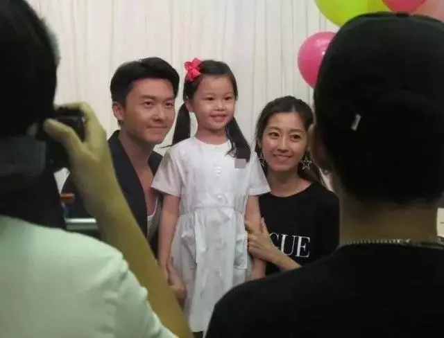 再傳婚變!TVB視帝被指婚姻亮紅燈 太太死心堅決離婚!原來傳緋聞的是她!
