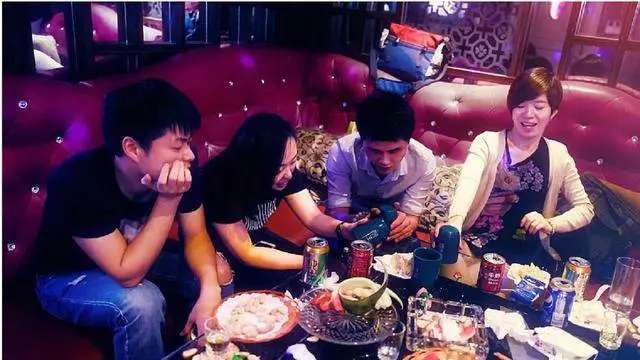 同學聚會我花了3萬,結束後我偷偷打包剩菜,回家收到班長微信,我哭了