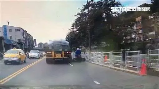 為閃前車急剎自摔 男遭聯結車輾斃
