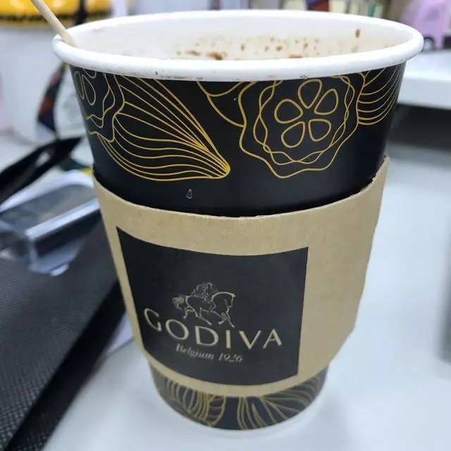 7-11的GODIVA熱可可一杯99$值嗎?全台瘋搶味道大評比... 網驚:杯套千萬別丟!