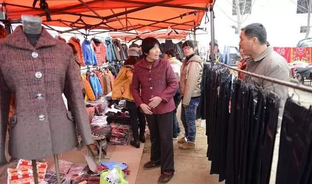 農村老婦進城看小兩口,兒媳給了一件新衣服,回老家後她就扔了