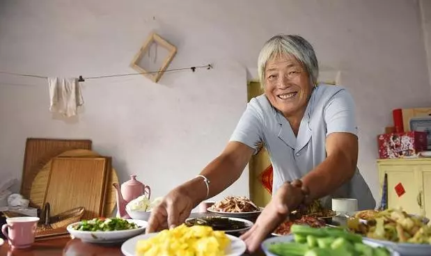 農村老婦進城看小兩口,兒媳給了一件新衣服,回老家後她就扔了