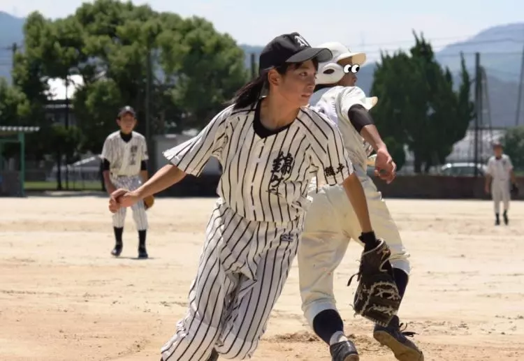 甜美妹子丟棒球九宮格!職棒級起手式「超強高速精準度」網看傻…起底發現背景超驚人