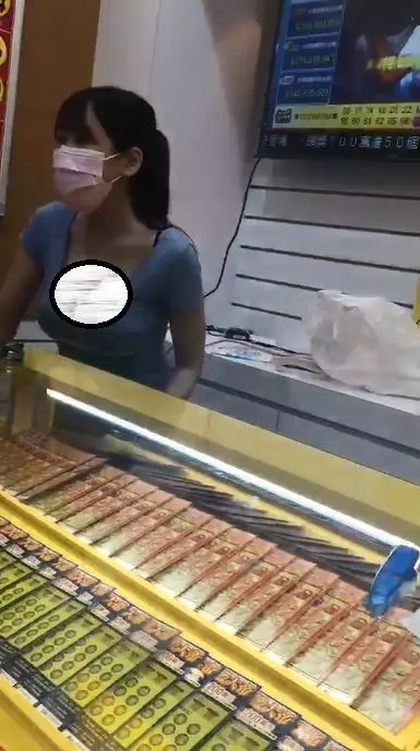 彩券行妹子超誇張!神低領口… 40s 網暴動全暈:該買彩券了(影)