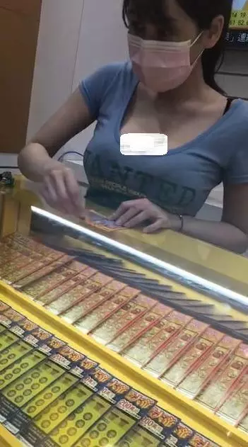彩券行妹子超誇張!神低領口… 40s 網暴動全暈:該買彩券了(影)