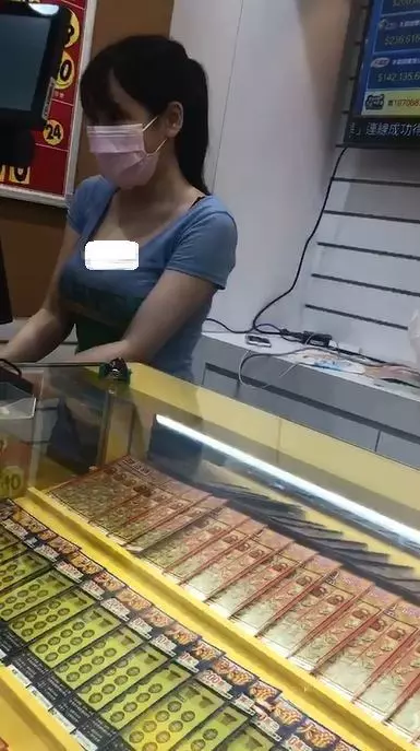 彩券行妹子超誇張!神低領口… 40s 網暴動全暈:該買彩券了(影)