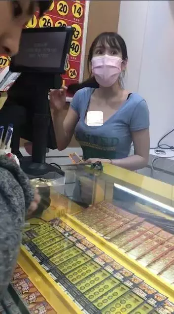 彩券行妹子超誇張!神低領口… 40s 網暴動全暈:該買彩券了(影)