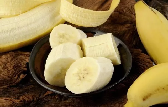 狗狗為甚麼愛把食物從碗里叼到地上呢?可能會是這四個原因之一!