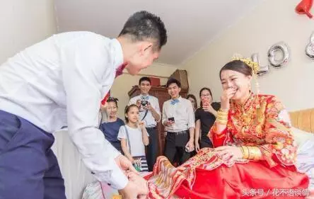 我二婚,父母賭氣不參加婚禮,酒店門口來了輛車,看到來人我淚目