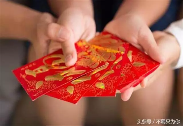 婆婆生日我準備三千紅包,飯前她拍張照,我把紅包變三百