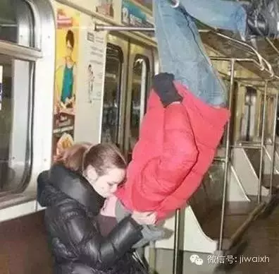 超級爆笑圖片,看到第五張...我已笑到臉抽筋!同學,你帶子掉了,我幫你系上?女神和女屌絲的區別!!