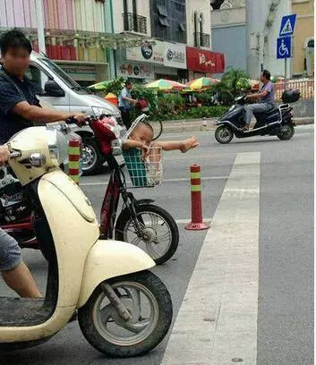 超級爆笑圖片,看到第五張...我已笑到臉抽筋!同學,你帶子掉了,我幫你系上?女神和女屌絲的區別!!