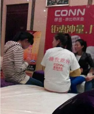 超級爆笑圖片,看到第五張...我已笑到臉抽筋!同學,你帶子掉了,我幫你系上?女神和女屌絲的區別!!