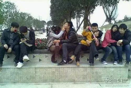 超級爆笑圖片,看到第五張...我已笑到臉抽筋!同學,你帶子掉了,我幫你系上?女神和女屌絲的區別!!