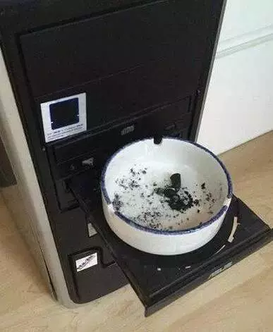 超級爆笑圖片,看到第五張...我已笑到臉抽筋!同學,你帶子掉了,我幫你系上?女神和女屌絲的區別!!