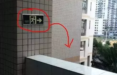 超級爆笑圖片,看到第五張...我已笑到臉抽筋!同學,你帶子掉了,我幫你系上?女神和女屌絲的區別!!
