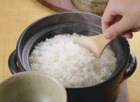 瞎眼婆婆來家,兒媳使壞往她碗里放藥,瞥眼碗底,她直接逃回娘家