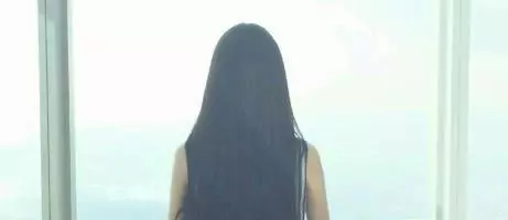 瞎眼婆婆來家,兒媳使壞往她碗里放藥,瞥眼碗底,她直接逃回娘家