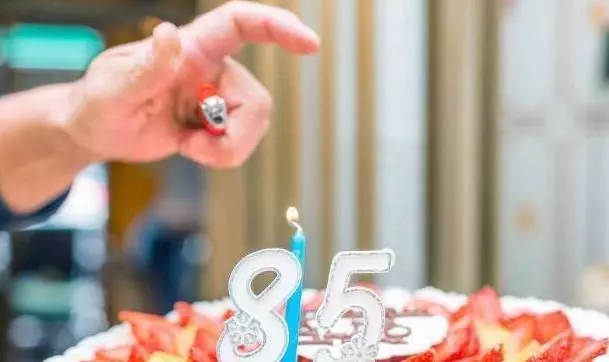 繼母生日我給了一萬,晚上回自己家打不開門,我站在門外淚流滿面