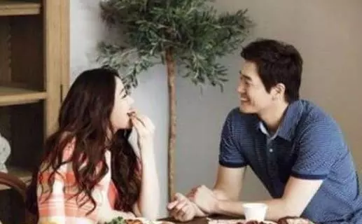姑娘結婚五年不孕,婆婆趕她回娘家,第二天門口來一人她淚流不止