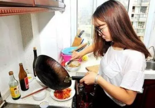 姑娘結婚五年不孕,婆婆趕她回娘家,第二天門口來一人她淚流不止