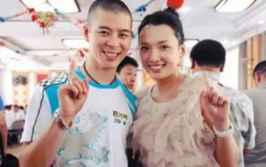 姑娘結婚五年不孕,婆婆趕她回娘家,第二天門口來一人她淚流不止