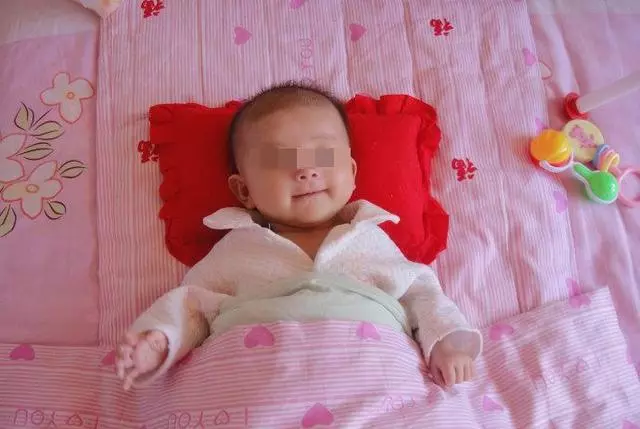 女子生男嬰,婆婆卻把她趕走,委屈躲柴房,瞧見一人上門,淚目