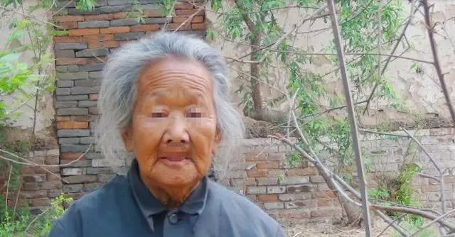 女子生男嬰,婆婆卻把她趕走,委屈躲柴房,瞧見一人上門,淚目
